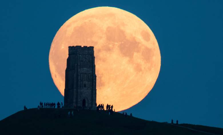 La superluna de sangre sobre Glatonsbury, Reinos Unidos el 27 de septiembre 2015.(Getty)