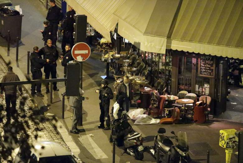 Una víctima sin vida y cubierta con una sabana blanca afuera de un restaurante en Francia, tras  un ataque terrorista. (Getty) 