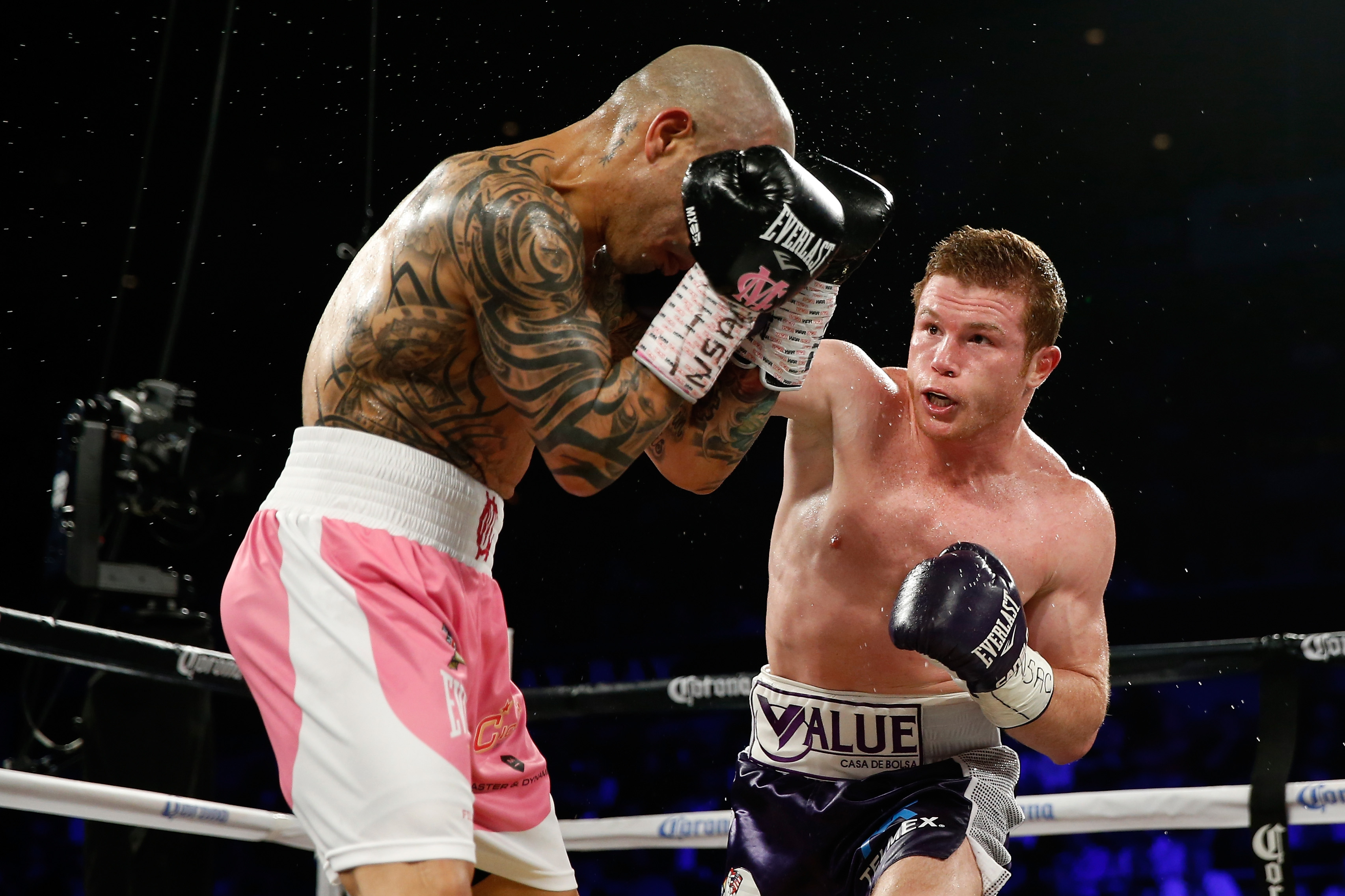 Canelo Alvarez lanza una derecha en Miguel Cotto durante su pelea de peso mediano.