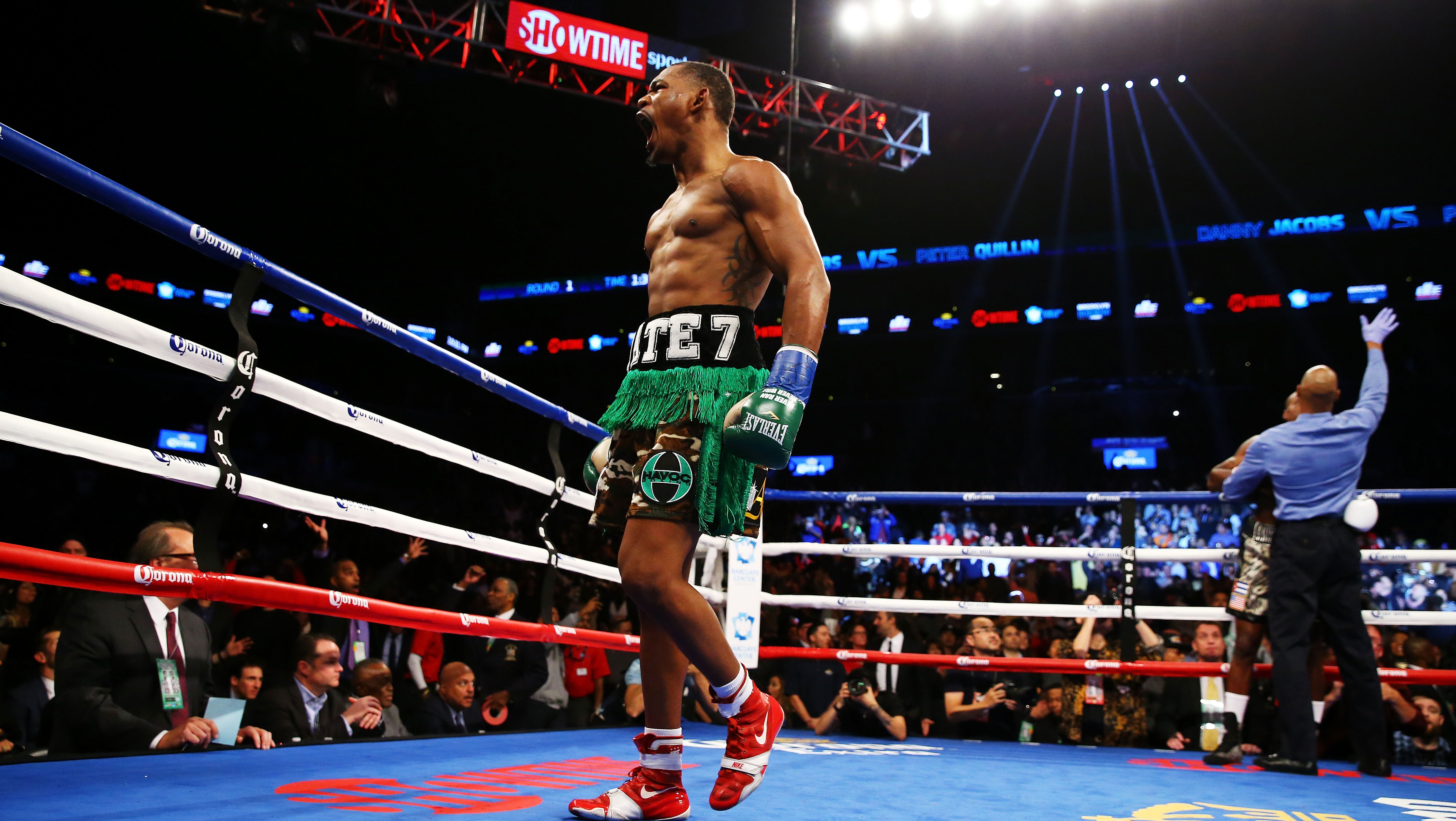 Danny Jacobs celebra depues de derrotar a Peter Quillin. (Getty)