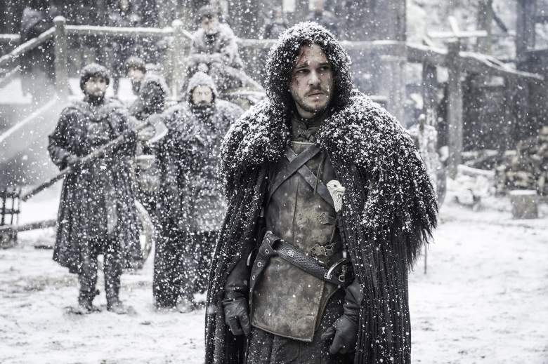 Jon Snow Jon Snow fue apuñalado repetidas veces y desangrando sobre la nieve, su vida se apaga poco a poco. Algo que dejo a más de uno boquiabierto y completamente sin palabras. Snow fue traicionado por el pequeño Olly, quien fue que lo llevó a la trampa, para luego ser apuñalado por cada uno de sus compañeros de The Night's Watch. Pero todavía tenemos la esperanza que Snow sobreviva. Mientras, Melindre va en camino a Winterfell, y esperamos que esto no sea una coincidencia y que ella llegue a salvarlo. ¿Ahora quién será el líder en el Wall? (Game of Thrones/Facebook) 