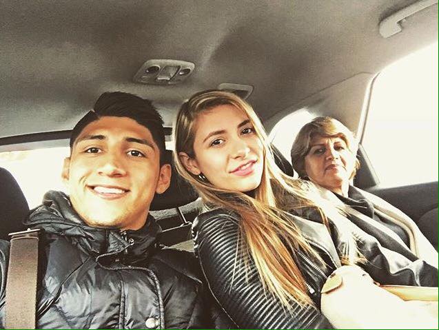 Alan Pulido con su novia. (Facebook)