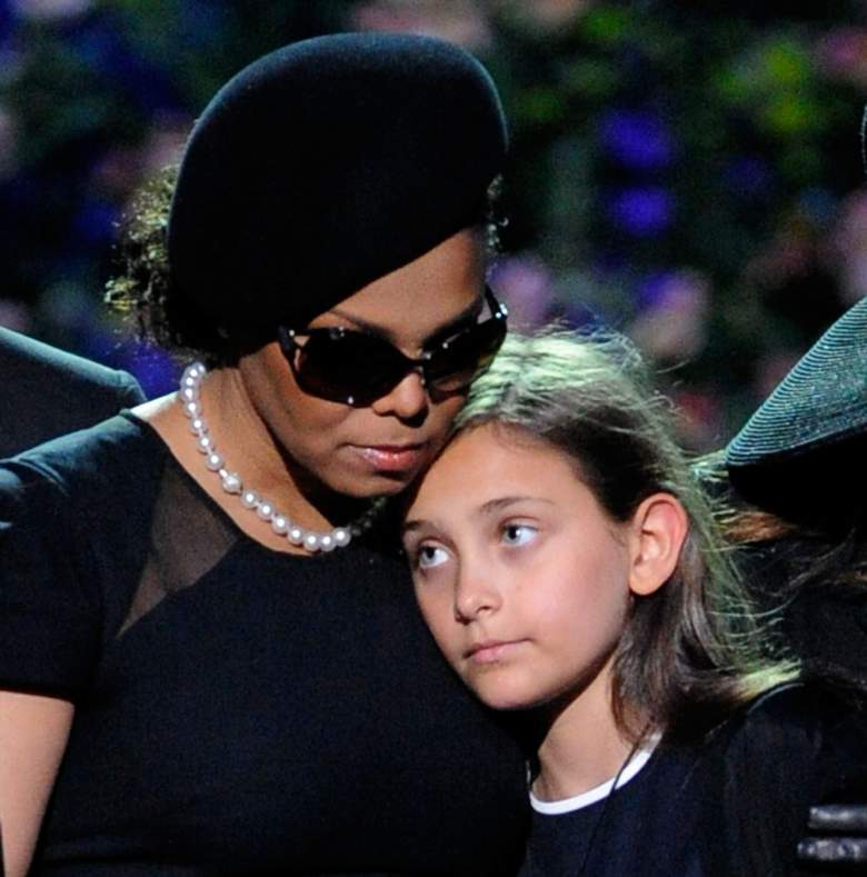 Janet consoló su sobrina Paris Jackson durante el funeral de su padre. (Getty)