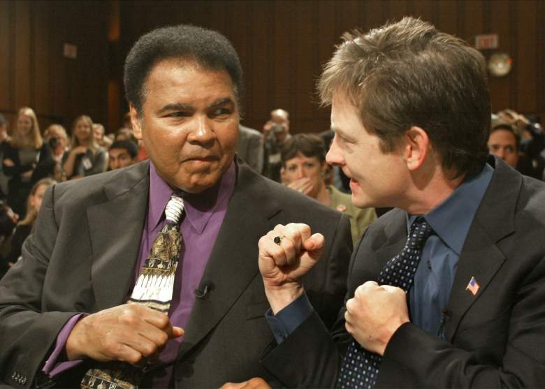 Muhammad Ali comparte una foto con Michael J. Fox. (Getty Images)