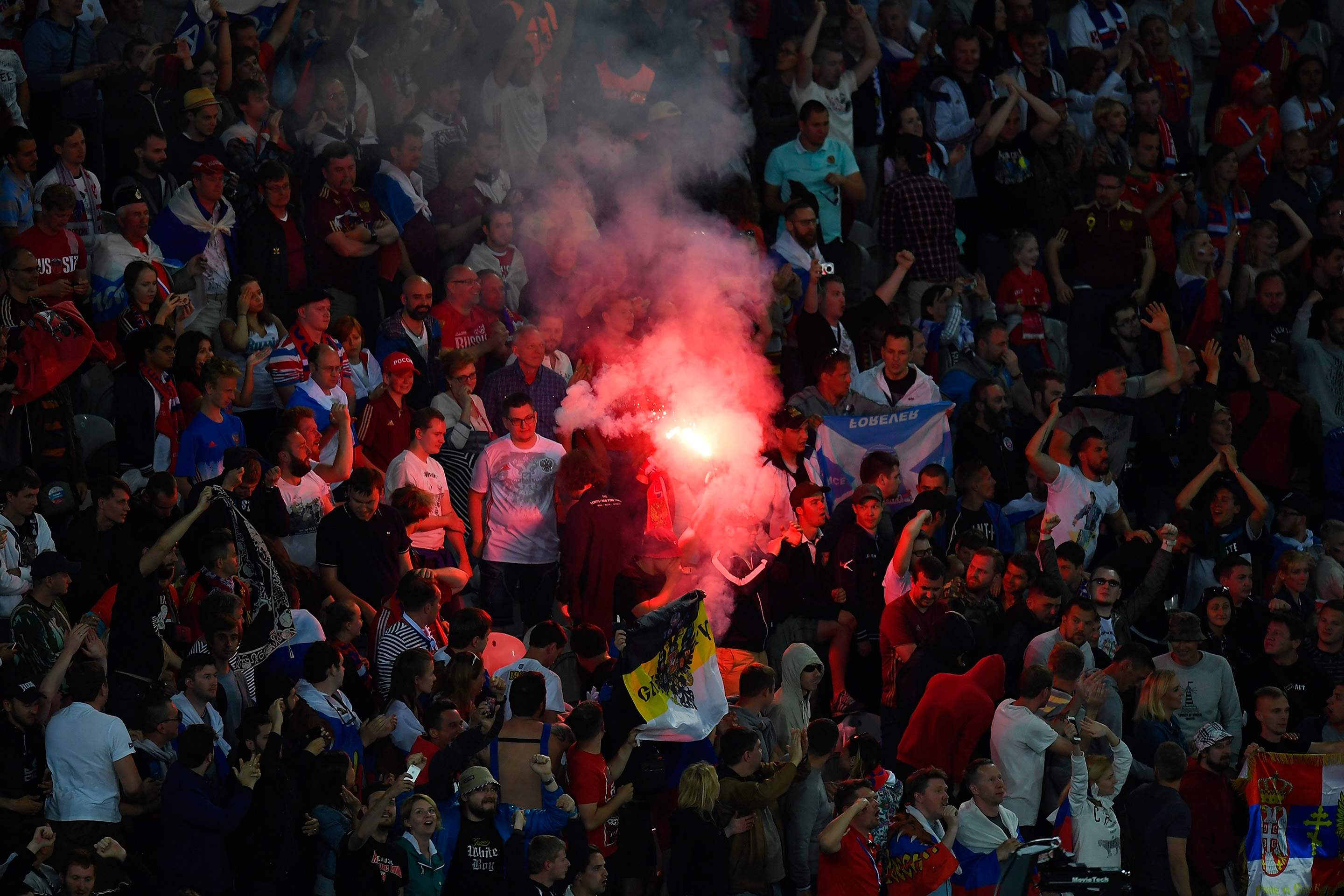 Fans Rusos Encienden Bengala, Fans Rusos Encienden senale de ruta