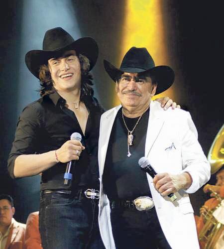 Julián Figueroa junto a su padre Joan Sebastian. (Facebook)