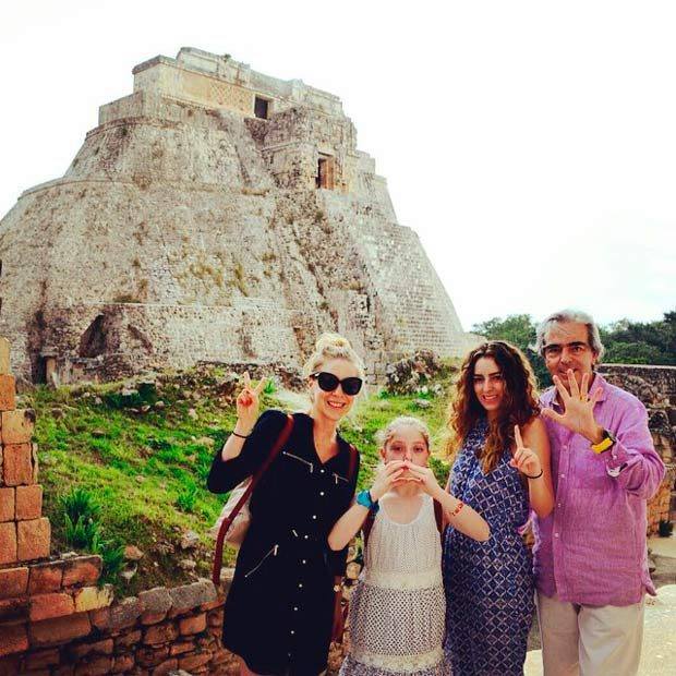 Edith González junto a su hija Constanza, hijastra Lorenza y esposo Lorenzo Lazo. (Facebook)