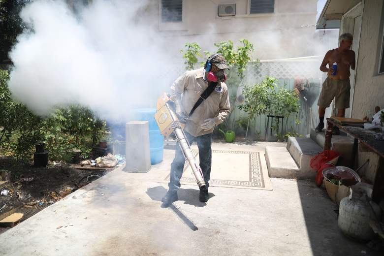 Carlos Varas, un inspector de control de mosquitos del condado de Miami-Dade, utiliza un ventilador para rociar pesticidas para matar mosquitos en la zona de Wynwood en la lucha para controlar el brote de virus Zika en Miami, Florida (Getty)