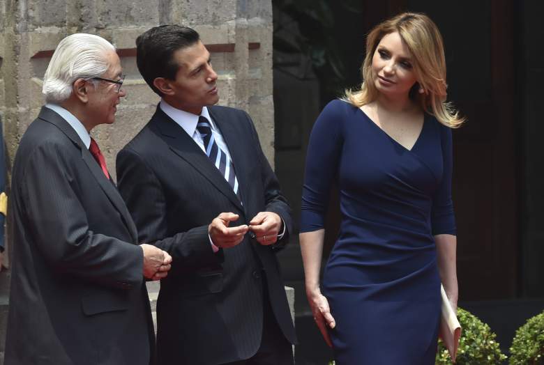 El presidente de México, Enrique Peña Nieto, acompañado por su esposa Angélica Rivera (R) conversa con el presidente de Singapur, Tony Tan Keng Yam (L) durante una ceremonia de bienvenida en el Palacio Nacional en la Ciudad de México el 10 de junio de 2016. (Getty)