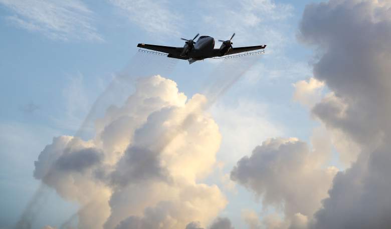 Un avion de pesticida sobre el barrio de Wynwood con la esperanza de controlar y reducir el número de mosquitos . (Getty) 