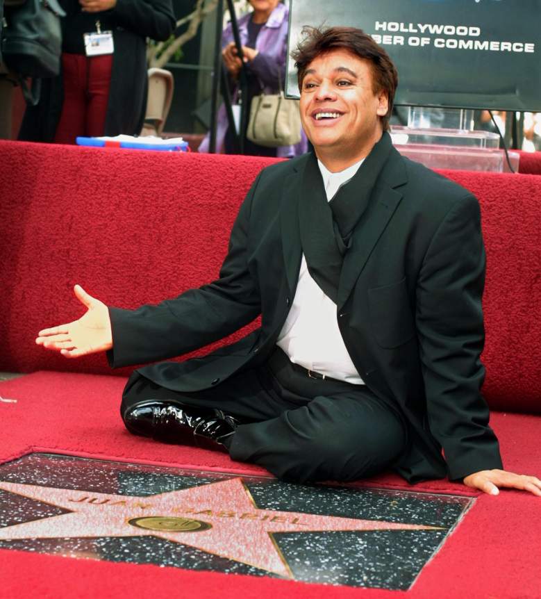 Juan Gabriel recibe su estrella el 10 de mayo de 2002. (Getty)