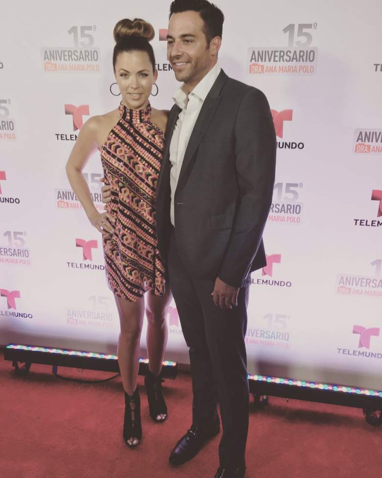 Ximena Duque llega acompañada de su nuevo galán a celebración de Telemundo. (Twitter)