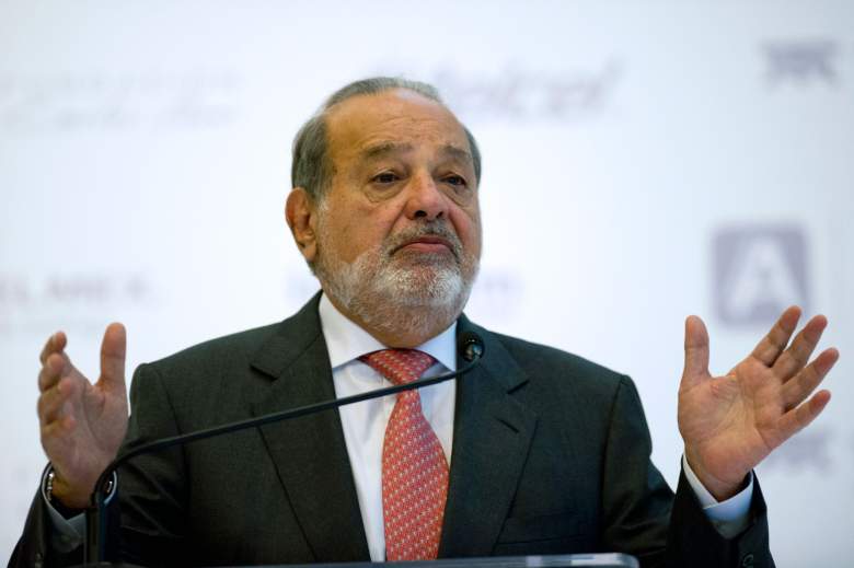 Carlos Slim, da un discurso durante el lanzamiento de la plataforma digital de App-rende en el Museo Sumaya en la Ciudad de México. (Getty)