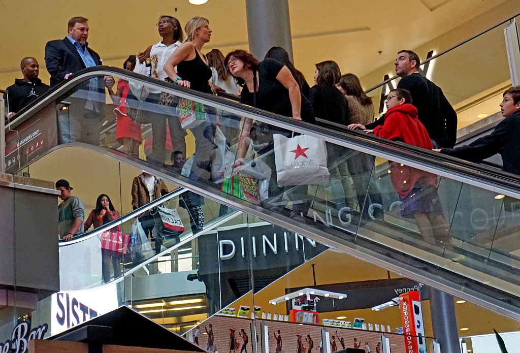 Compradores buscan ofertas en el North County Fair Mall de Escondido en California en November 27, 2015 in Escondido, California. (Photo by Sandy Huffaker/Getty Images)