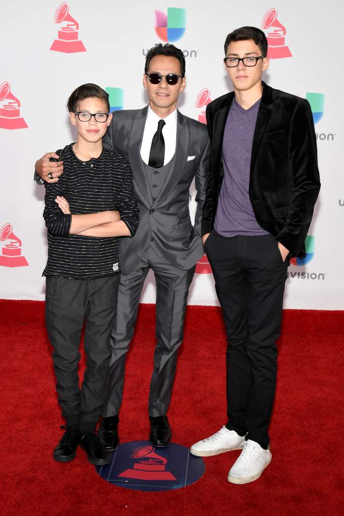 ¿Cuántos hijos tiene Marc Anthony? ¿Se dedicarán a la música? Él lo responde, Ryan Adrian Muñiz (izq. a der.), con su padre Marc Anthony, y hermano Cristian Marcus Muñiz en la alfombra roja de los Latin Grammy 2016. (Getty Images)