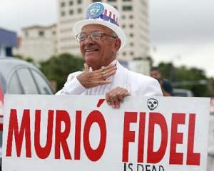 En varias ocasiones salieron manifestantes a celebrar la muerte de Fidel Castro. (Crédito Cubaencuentro.com)