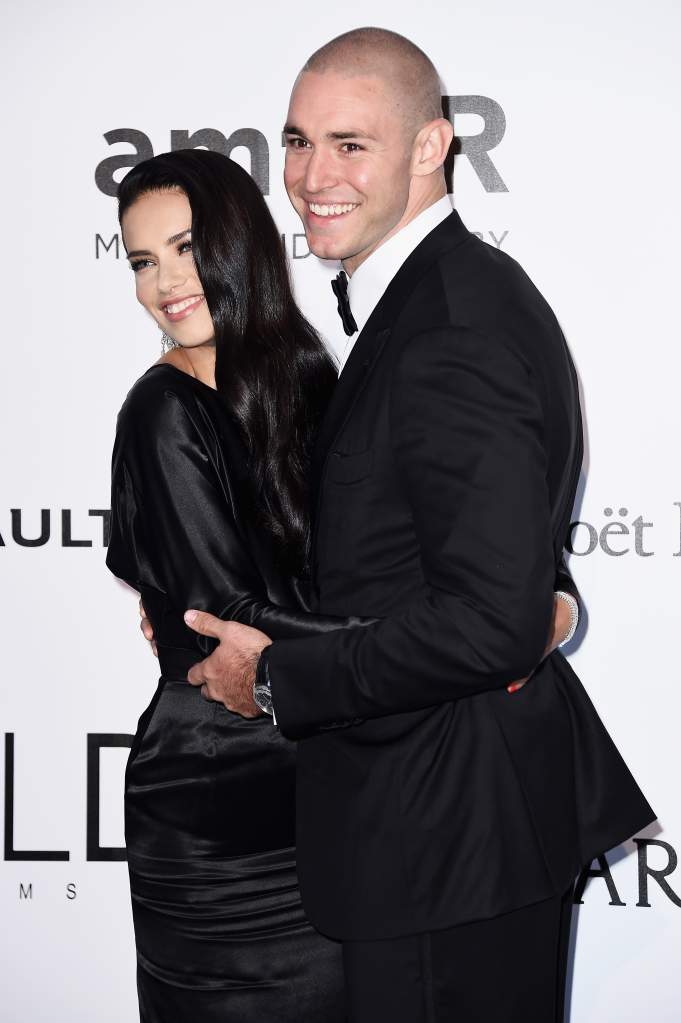 Adriana Lima con Joe Thomas al llegar a la ceremonia del amfAR's, el 19 de mayo de 2016. (Getty Images0