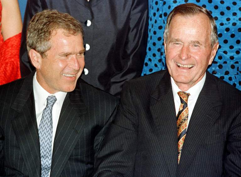 George HW Bush con su hijo, George W. Bush, en 1999, cuando el joven Bush era gobernador de Texas. (Getty)