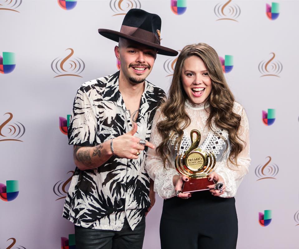 Jesse y Joy con la codiciada estatuilla de Premio Lo Nuestro. (Facebook)