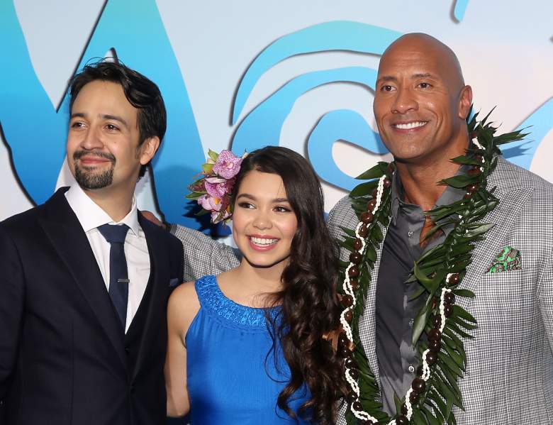 El compositor Lin-Manuel Miranda, los actores Auli'i Cravalho y Dwayne Johnson en el estreno mundial de Disney's Moana (Getty)