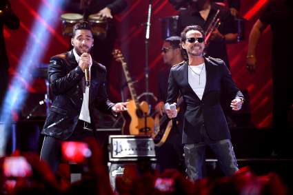 VER: Maluma y Marc Anthony cantan “Felices los 4” en Premios Juventud 2017 [VIDEO]