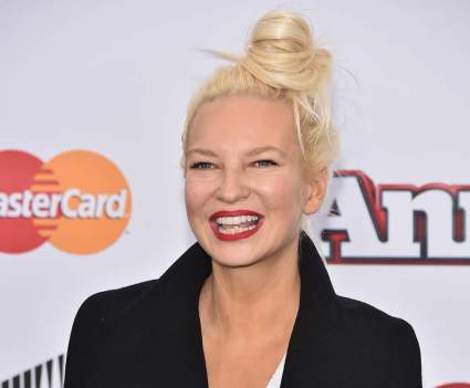 Sia esconde su cara detrás de una peluca: ¿Por qué?