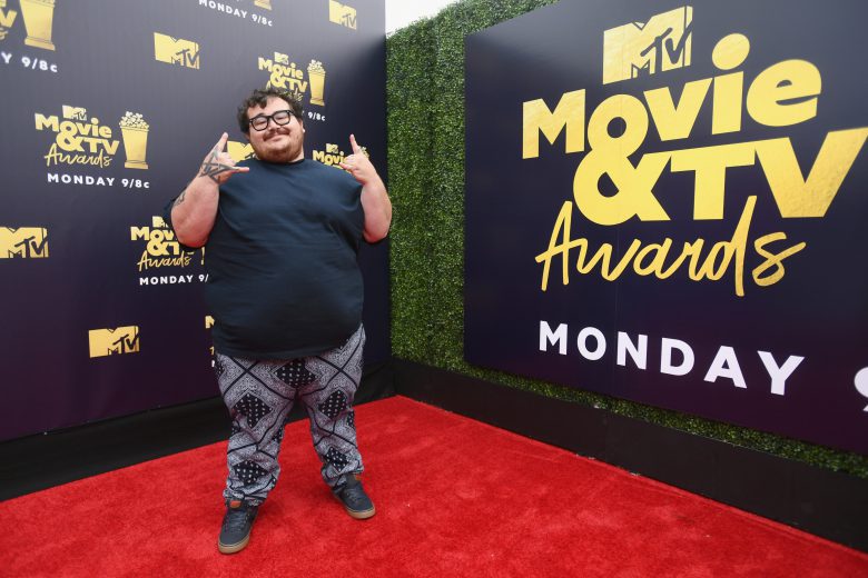 MTV Movie y TV Awards 2018 red carpet, Peores vestidos, peores looks, Actor Jon Gabrus, MTV Movie y TV Awards 2018 red carpet, Peores vestidos, peores looks,