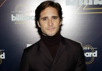 Diego Boneta se compromete con su novia en España [FOTOS]