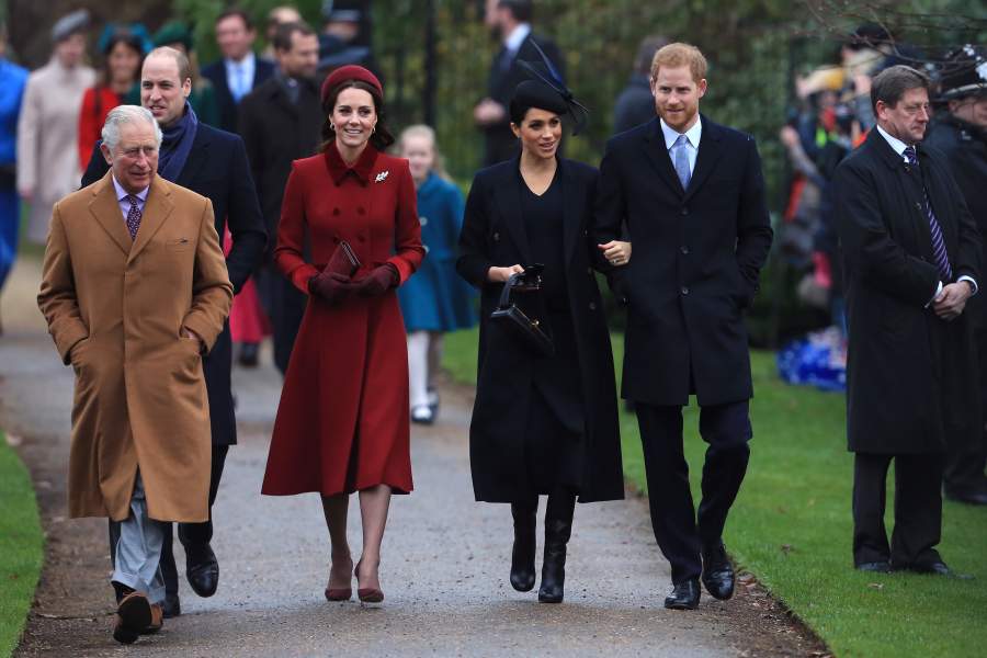 El príncipe Carlos, príncipe de Gales, el príncipe Guillermo, el duque de Cambridge, Catherine, la duquesa de Cambridge, Meghan, la duquesa de Sussex y el príncipe Harry, el duque de Sussex llegan para asistir al servicio de iglesia del día de Navidad en la Iglesia de Santa María Magdalena en la finca de Sandringham en 25 de diciembre de 2018 en King's Lynn, Inglaterra.