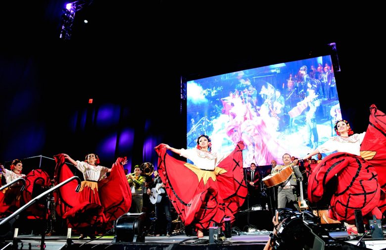 Pepe Aguilar y su familia : Las fotos que tienes que ver, Aguilar y su familia Show de Jaripeo Sin Fronteras, hijos, hijas, esposa