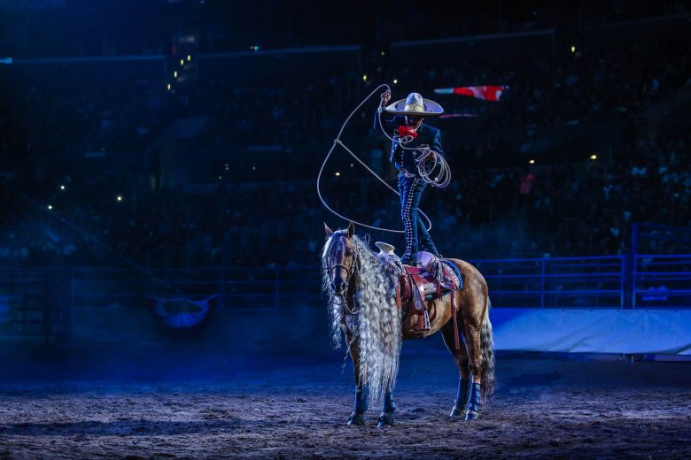 Pepe Aguilar y su familia : Las fotos que tienes que ver, Aguilar y su familia Show de Jaripeo Sin Fronteras, hijos, hijas, esposa