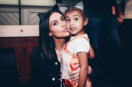 En la cuarentena, Kim Kardshian sin nada de glamour y dedicada a sus hijos: ¿qué hace con ellos?