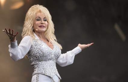 Maria Celeste y famosos hacen el “Reto Dolly Parton”: De qué se trata?