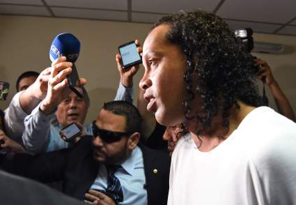 La regla que debe acatar Ronaldinho para jugar al fútbol en la cárcel