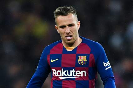 Arthur llegó a Turín para finalizar fichaje con Juventus