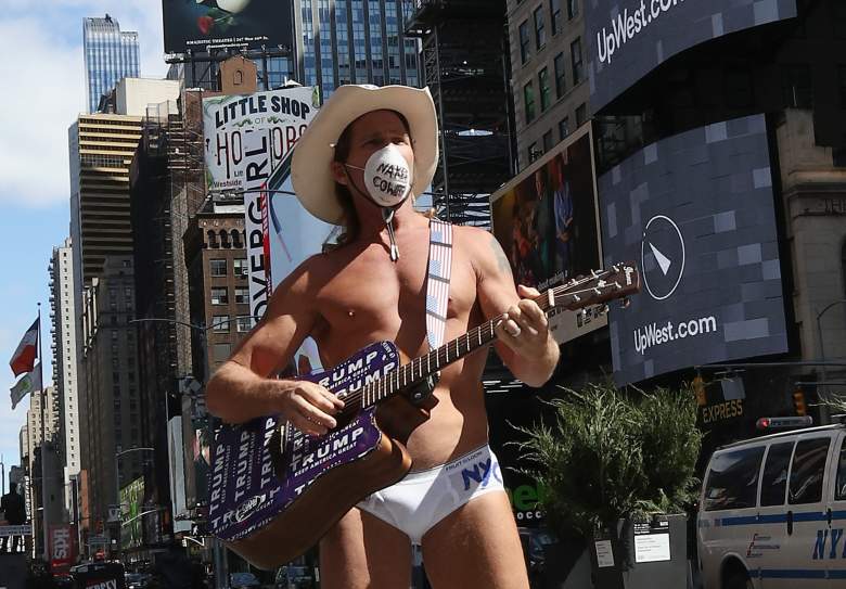 El Naked Cowboy viola la cuarentena y dice que el coronavirus ya murió: ¿Trump lo visitó?