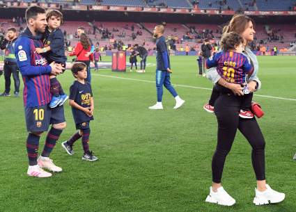 Ciro Messi le enseña a su padre a hacer abdominales en plena cuarentena