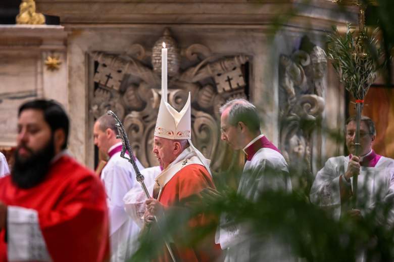 ¿El Papa Francisco violó reglas de distanciamiento social del coronavirus?: Video