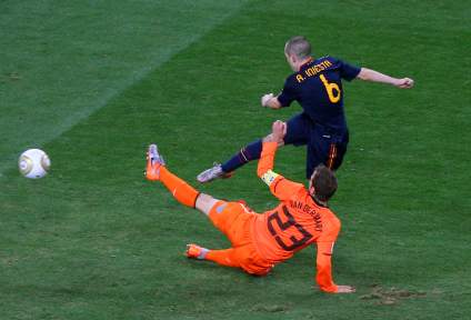 Exhiben una estatua de Andrés Iniesta desnudo y estallan las redes: los más ocurrentes memes