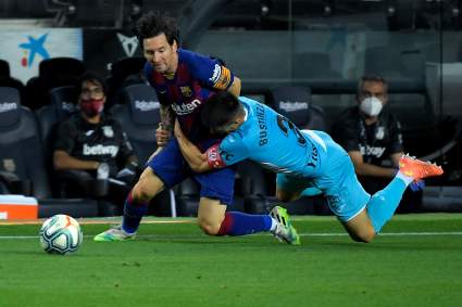 El increíble tackle a Leo Messi que recorre el mundo: ¿cómo terminó la jugada?