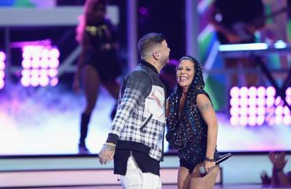 Aseguran que Alejandra Guzmán se peleó a golpes con esposa de su hermano