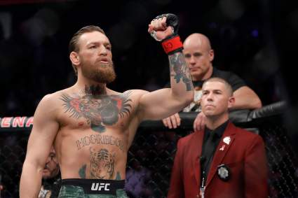 [VIDEO] Repudiable actitud de Conor McGregor en las calles de Francia: ¿qué hizo?