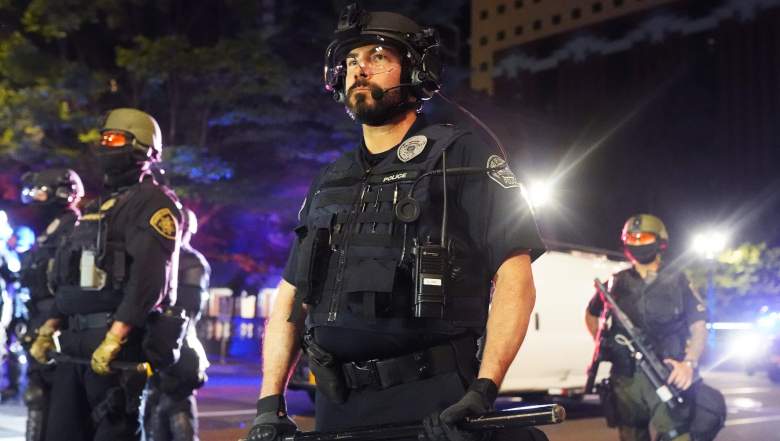 La policía de Portland dispersa a una multitud el 25 de agosto de 2020 en Portland, Oregon.