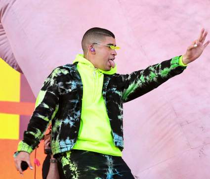 Bad Bunny alborota las calles de Nueva York con concierto desde un escenario móvil