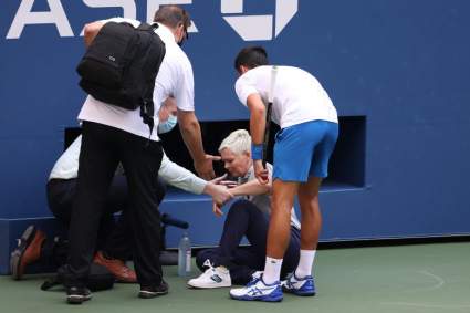 [VÍDEO] Por este pelotazo de Djokovic a la juez de línea puede perder 250.000 dólares