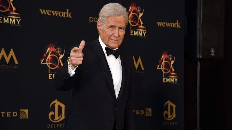 Alex Trebek dice que usa una pieza de cabello ya que el tratamiento de quimioterapia para su cáncer de páncreas le ha hecho perder el cabello.