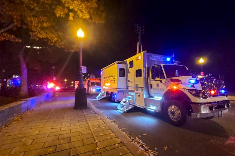 Un camión de bomberos estacionado frente a la Asamblea Nacional de Quebec, en la ciudad de Quebec, el 1 de noviembre de 2020