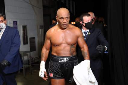 Mike Tyson come hongos “mágicos” y le dice a Logan Paul cómo le irá contra Floyd Mayweather ¿qué dijo?