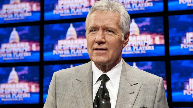 Alex Trebek habla durante un ensayo antes de la grabación de Jeopardy! Semana de los jugadores poderosos en el DAR Constitution Hall el 21 de abril de 2012 en Washington, DC.