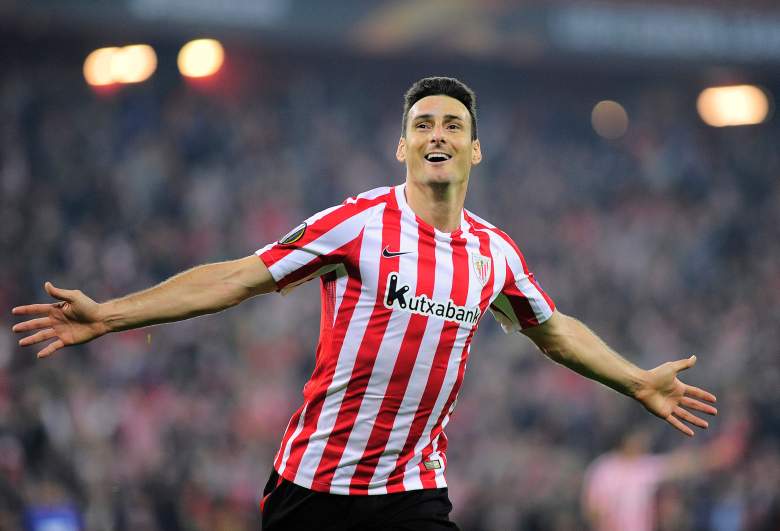 Artiz Aduriz festeja un gol con la camiseta del Athletic Club.